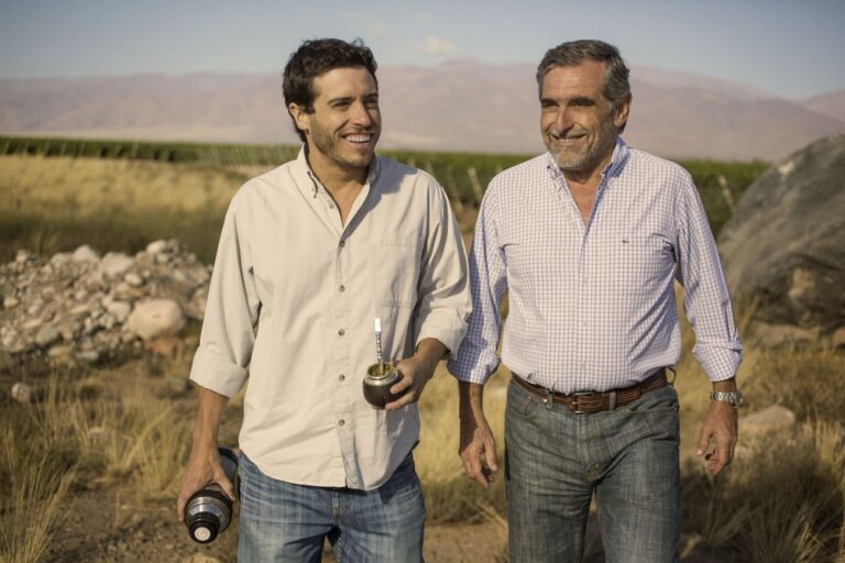 Familia Zuccardi en sus viñedos