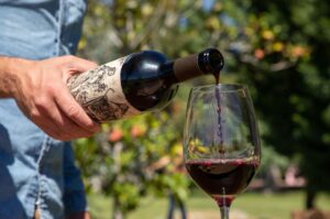 vino malbec argentino sirviendose en una copa