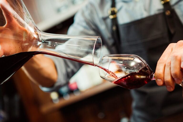 sirviendo vino desde un decantador