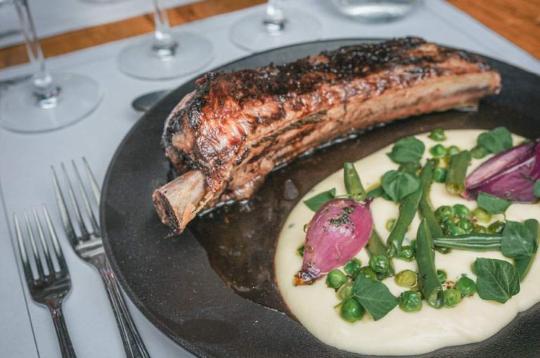 Costilla de 12 hs de cocción en vino tinto con demiglace, de Casa Vigil.