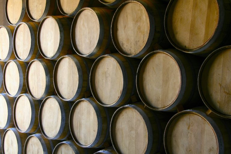 El tiempo de crianza en barricas aporta diferentes características al vino