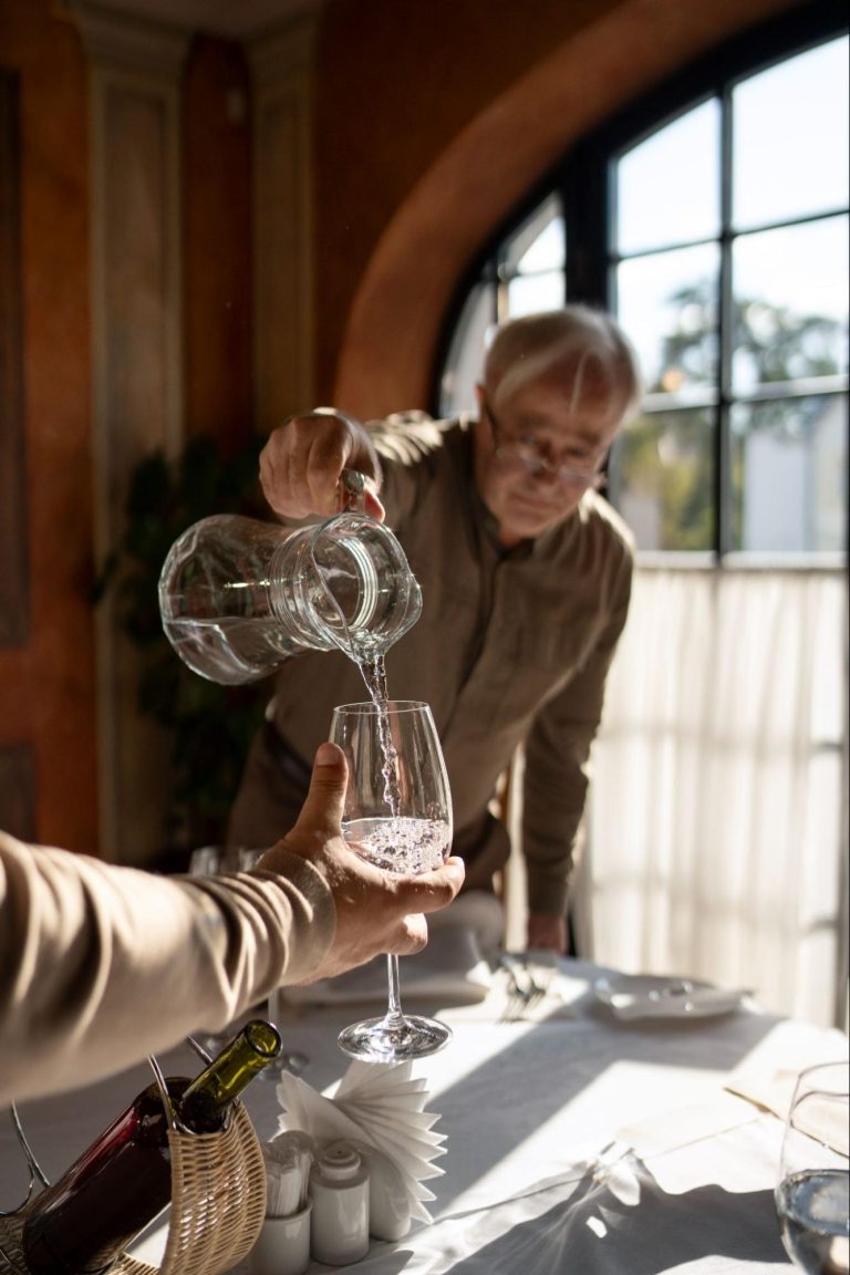 Tomar agua entre copas es fundamental para el disfrute de la degustación