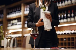 Sommelier: Un Puente Entre El Vino Y El Consumidor