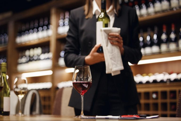 Sommelier: Un Puente Entre El Vino Y El Consumidor