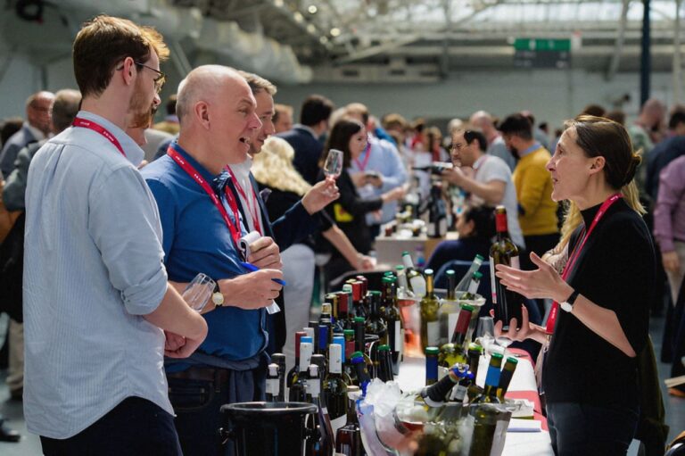 Probar vinos en ferias especializadas: un gran plan para celebrar la amistad todo el año
