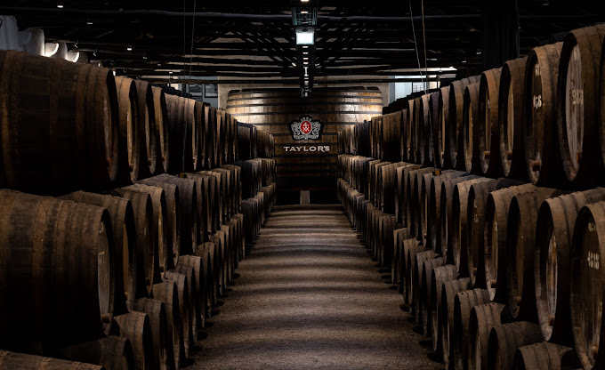 Barricas en Taylor´s, casa productora de vinos Oporto desde el año 1692.