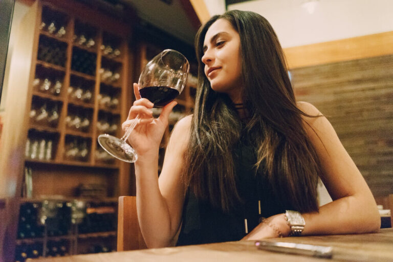 ¿Cómo Disfrutar una Copa de Vino?