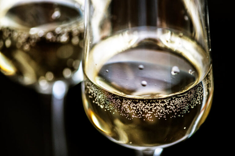 Día Internacional del Champagne: Mitos y verdades de una bebida única