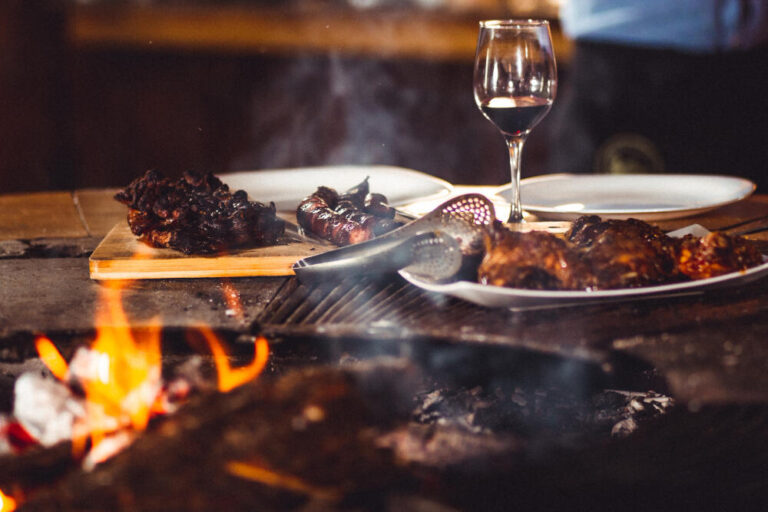 Maridajes Alternativos para Celebrar el Día del Asado