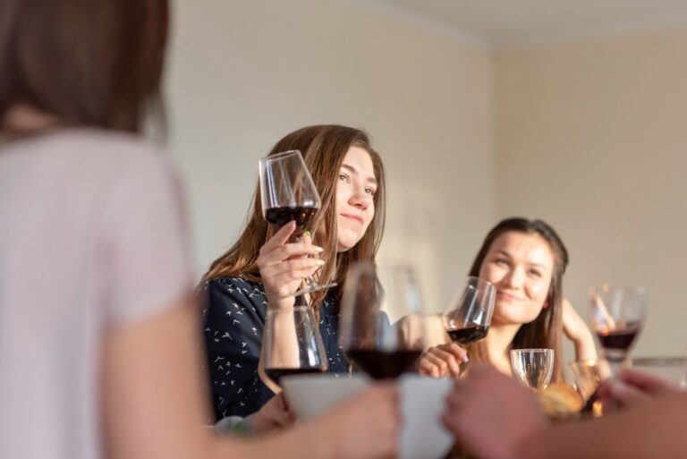 Cenas Íntimas con Amigos Cercanos Vinos para Disfrutar la Conversación