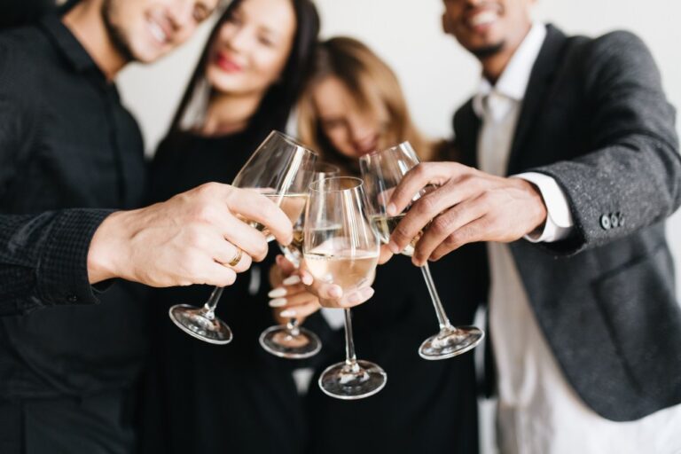 Festejos de Fin de Año con Compañeros de Trabajo Espumantes para el Brindis
