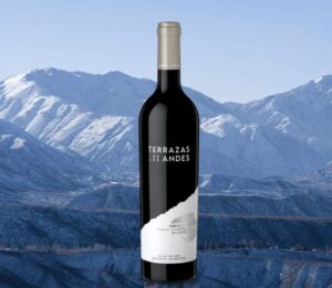 Un blend equilibrado y accesible de Malbec y Cabernet Sauvignon que proviene de viñedos propios en Paraje Altamira, a 1.100 msnm. Sofisticado y expresivo, combina aromas de moras y grosellas con notas especiadas y hierbas. Su frescura, taninos redondos y final persistente reflejan la magia de los Andes.