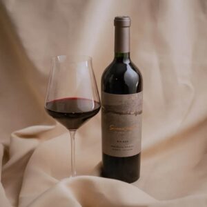 Un Malbec de origen específico que pone el foco en la identidad de Paraje Altamira, una de las zonas más reconocidas del Valle de Uco por sus suelos calcáreos. Se trata de un vino donde el equilibrio es central: frescura y una textura marcada por el terroir. La intervención enológica es medida, acompañando sin desviar el carácter del lugar. Una etiqueta que permite entender cómo el concepto de vino de parcela se traduce en la copa.