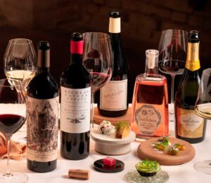 Distintas líneas y vinos de Catena Zapata en una mesa de degustación con etiquetas emblemáticas de la bodega argentina.