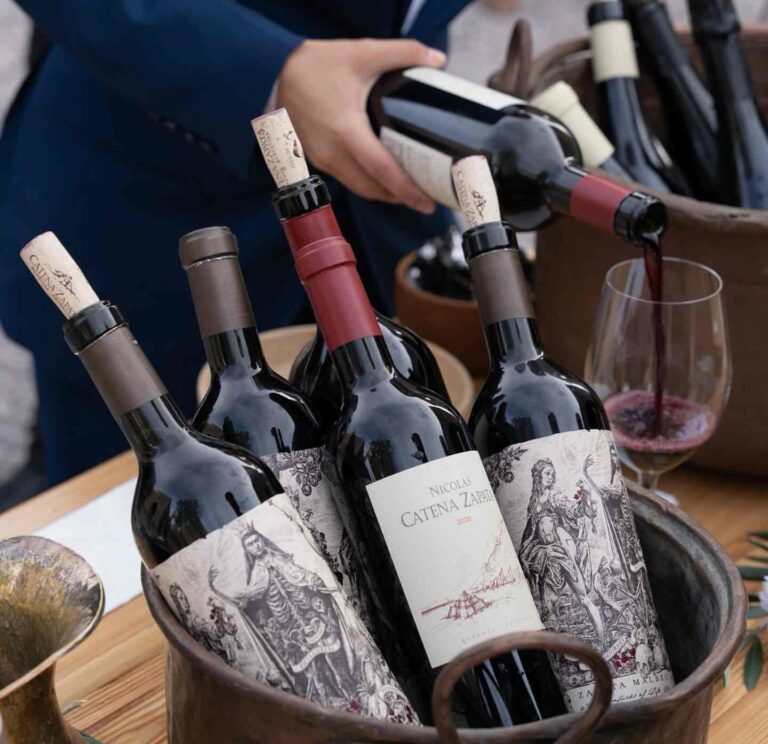 Botellas de Nicolás Catena Zapata y Malbec Argentino durante un servicio de vinos de alta gama de Bodega Catena Zapata.