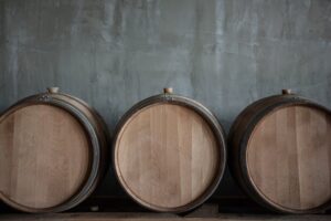 Barricas de roble utilizadas para la crianza del vino, un proceso que influye en el aroma, la textura y el estilo de cada etiqueta.